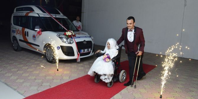 Engelli Çiftin Gelin Arabası Engelli Transfer Aracı Oldu