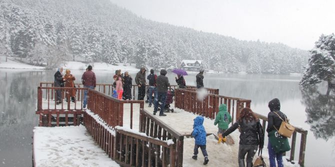 Gölcük’te Kar Yağışı Tatilcileri Büyüledi
