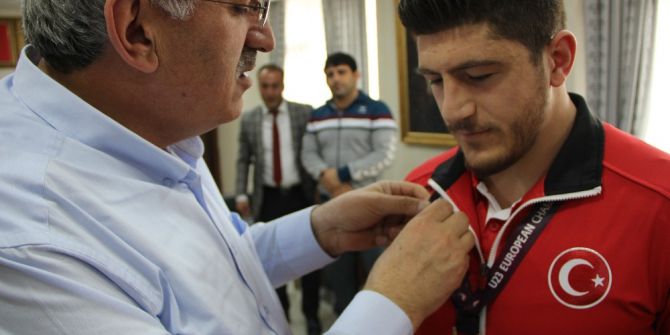Ak Parti İl Başkanı Öz, Şampiyon Güreşçiyi Altınla Ödüllendirdi