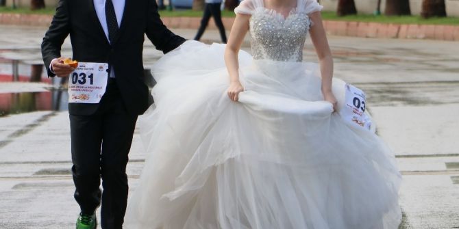 ‘Kostümlü Koşu’da Gelinlik Ve Damatlıkla Koştular