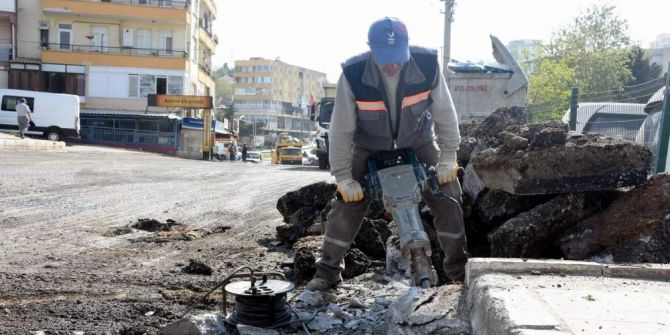 Aliağa’daki Fatih Caddesinde Asfaltlama Mesaisi