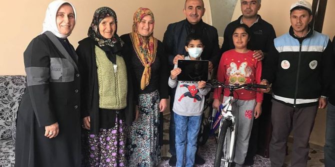 Başkan Kara Lösemi Hastası Çocuğa Bisiklet Ve Tablet Hediye Etti