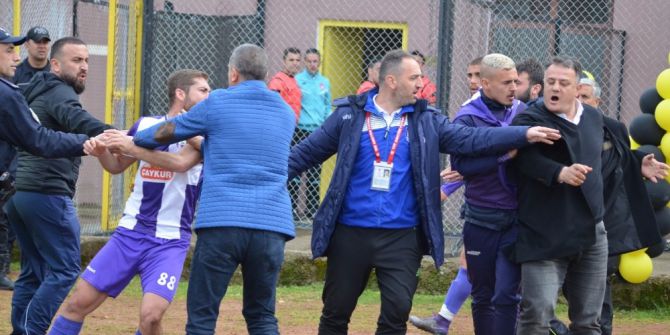 Şampiyonluk Maçında Tribünden Sahaya İnen Başkan Futbolcu Dövdü