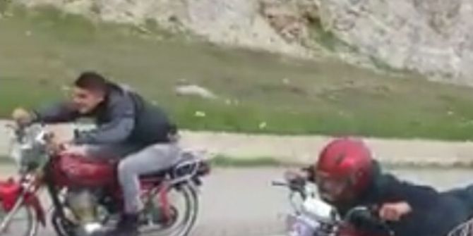 Motosiklet Üzerinde Tehlikeli Yolculuk Kamerada