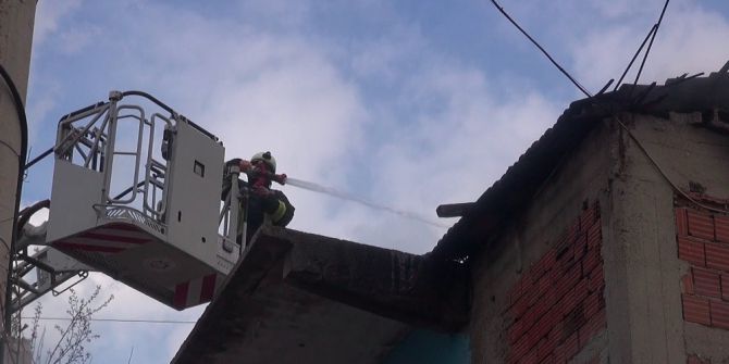 İki Katlı Evde Çıkan Yangın Korkuttu