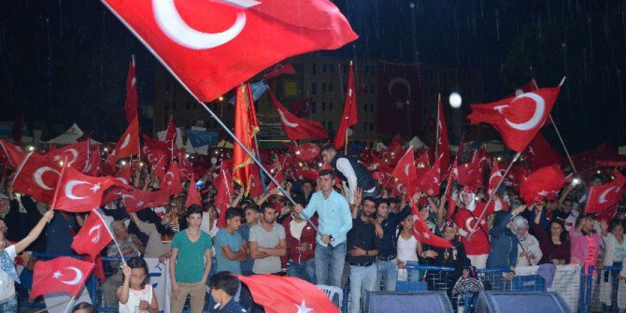 Demokrasi Nöbetinde Beraber Islandılar