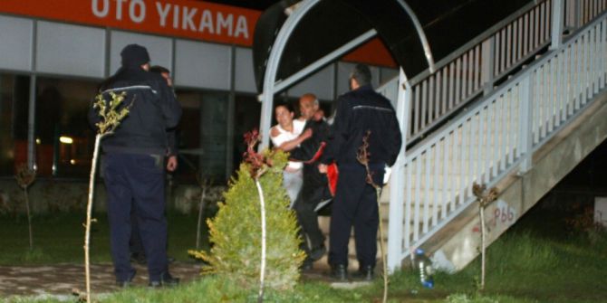 Sinir Krizi Geçiren Genç Kız Üst Geçide Çıkarak Kollarını Kesti