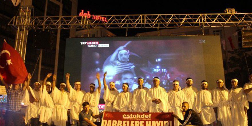 Darbe Girişimine Karşı Kefenlerini Giyip Meydana Çıktılar