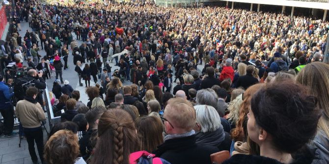 Stockholm’de Binler Teröre Karşı ’Sevgi’ Dedi