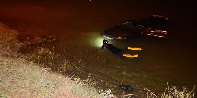 Hırsız Çaldığı Otomobille Göle Uçtu