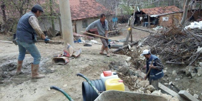 Toprak Sulama Kanalına 200 Metre Boru Döşendi