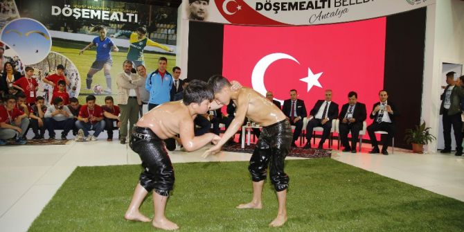 Döşemealtı Standına Yoğun İlgi