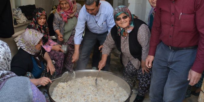 Aliağa’da Şehitler İçin Köy Hayrı Yemeği