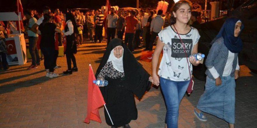 Siirt’te 96’lık Ninenin Demokrasi Nöbeti