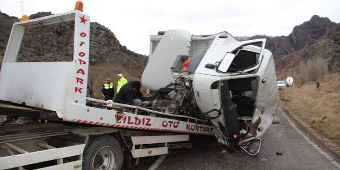 Oltu’da Kamyonlar Çarpıştı : 3’ü Ağır 5 Yaralı