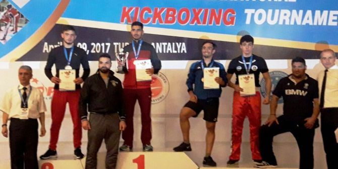 2. Uluslararası Türkiye Açık Kick Boks Turnuvası’nda Ayvalıklı Sporcu Emre Kuru Çifte Madalya Kazandı