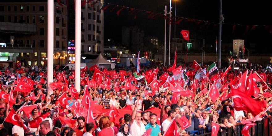 İstanbulluların Demokrasi Nöbeti Sürüyor