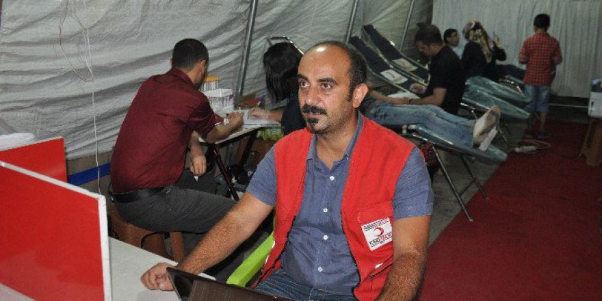 Kızılay, Demokrasi Nöbeti Tutan Vatandaşlara İkramlarda Bulundu