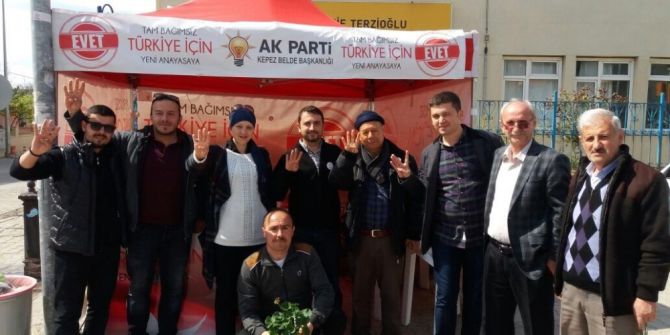 Ak Parti Kepez’de Çiçek Dağıttı