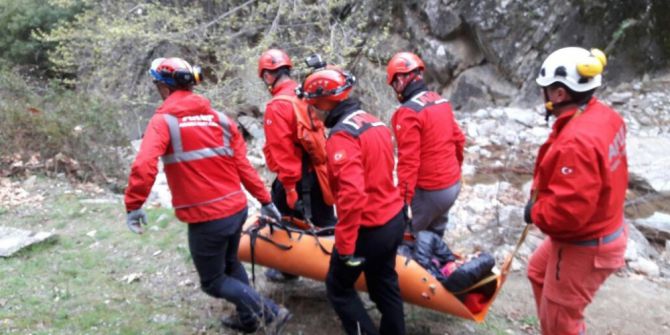 Dağda Yürürken Yaralanan Kadının İmdadına Akut Yetişti