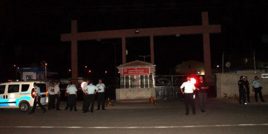 Mahkumlar Nakil Olmamak İçin Cezevinde Yangın Çıkardı