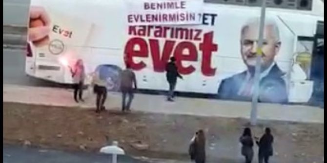 Seçim Otobüsü Üzerinden Evlenme Teklifi