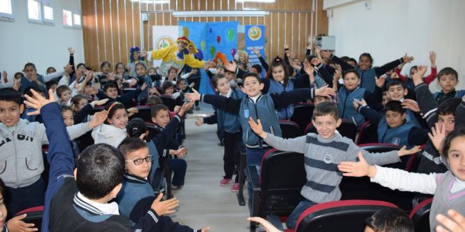 Öğrencilere Hokkabaz İle Palyaço Konulu Tiyatro Gösterileri Düzenlendi