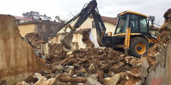 Genç’te Metruk Yapılar Yıkıldı