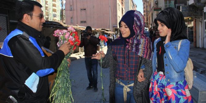 Polisten Vatandaşlara Karanfil