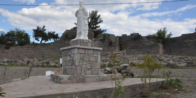 Aristo Heykeli Yenilendi