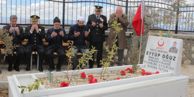 Şehit Polislerin Kabrini, Meslektaşları Ve Aileleri Ziyaret Etti