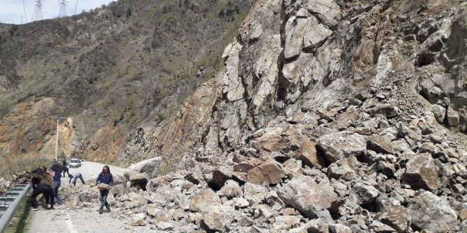 Gümüşhane-tirebolu Karayolunda Heyelan