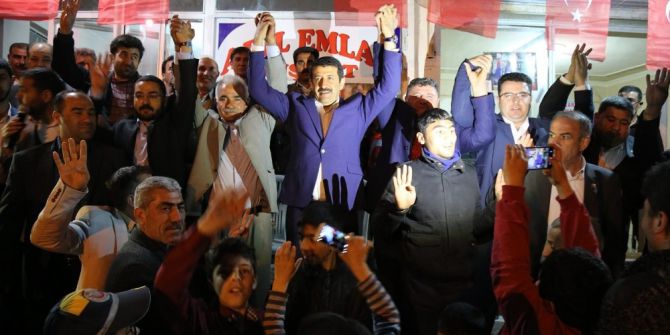 Ak Partiye Katılanlara Rozet Taktı