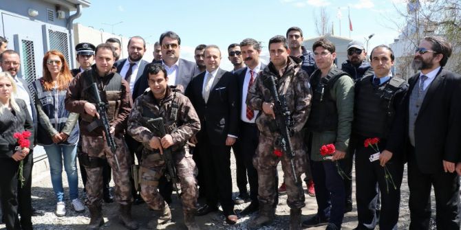 Eski Bakan Bağış, Diyarbakır’da Polislere Karanfil Verdi