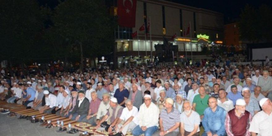 Meydandan Dualar Yükseliyor