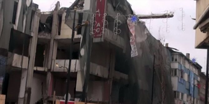 Yıkılan Kolon Cadde Üzerine Düştü