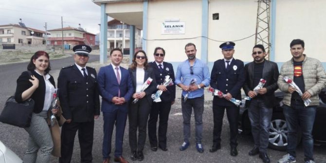 Polisler Trafik Cezası Yazmadı, Çiçek Hediye Etti