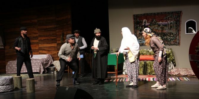 ’Köşe Kapmaca’ Efeler’de Sahnelendi