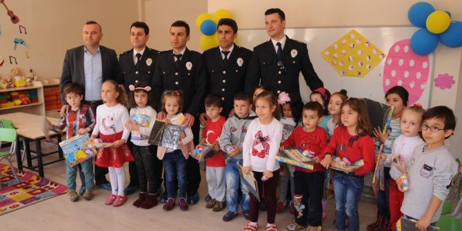 Polislerden Minik Öğrencilere Ziyaret