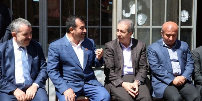 Ak Parti Genel Başkan Yardımcısı ,Eker Kürtçe Mevlit Okuyan Genci Dinledi