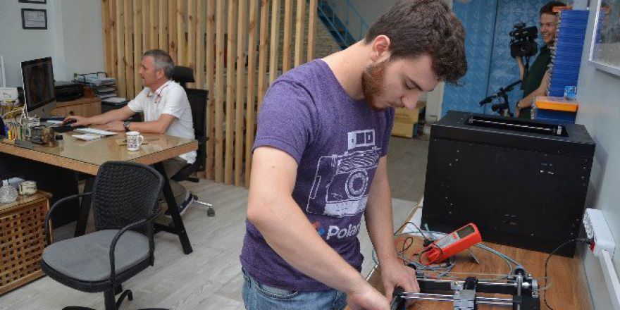 Baba Oğul Merakla Aldıkları 3 Boyutlu Yazıcının Üretimine Başladı