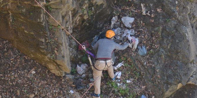 Erişilmesi Zor Olan Doğadan 1 Ton Çöp Topladılar
