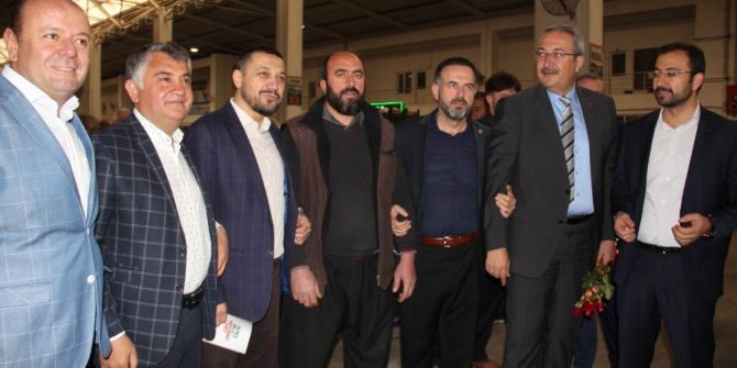 Ak Parti Heyeti Pazar Esnafı Ve Vatandaşlarla Biraya Geldi