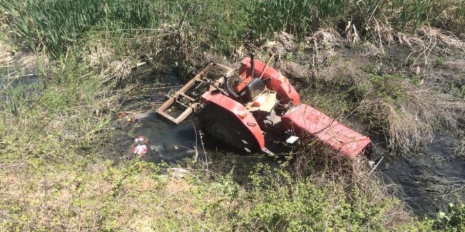 Dereye Uçtuğu Traktörün Altında Kaldı