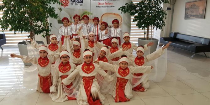 Yaşlısı Genci Türk Halk Dansı Öğreniyor