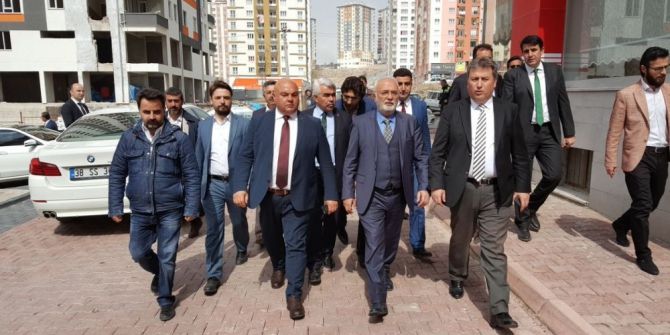 Bakan Elitaş Referandum Çalışmasında Vatandaşı Tıraş Etti
