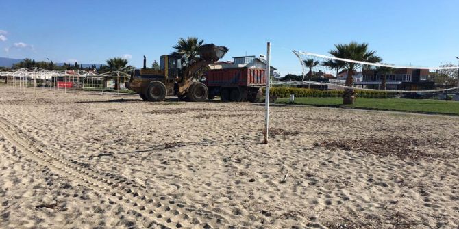 Burhaniye Belediyesi Sahilleri Temizliyor