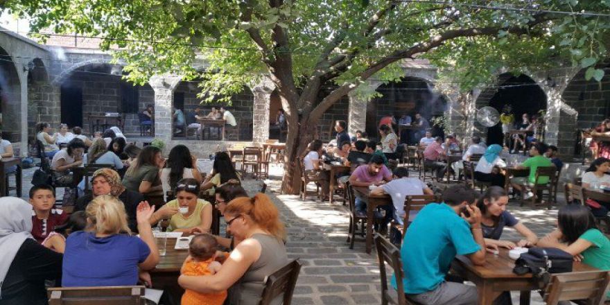 Sıcaktan Kaçan Vatandaşlar Tarihe Sığınıyor