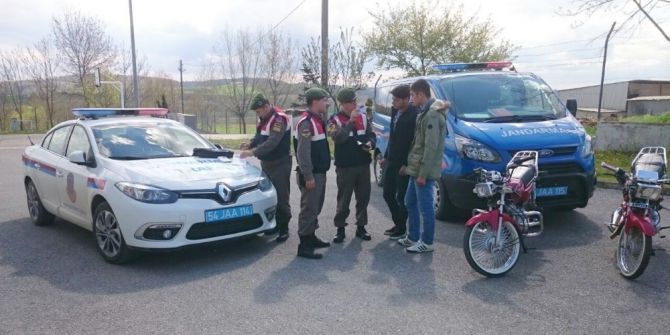 Trafiği Tehlikeye Düşüren Motosikletli Gençlere Ceza
