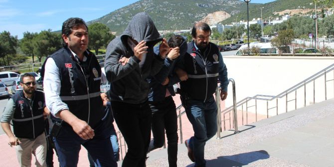 Soyguncular Girdikleri Kasap Dükkanının Sahibini Ve Çalışanı Dondurucuya Kilitledi